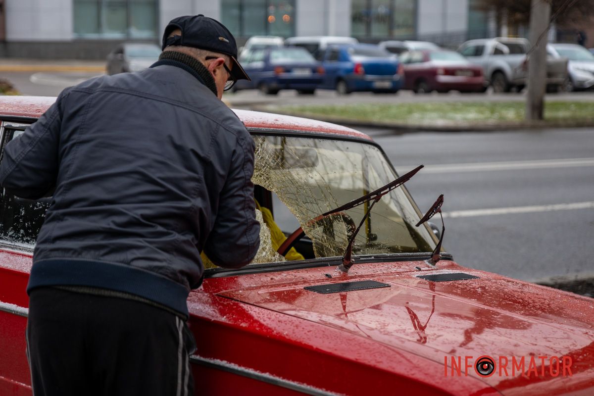 Пробила лобове скло: у Дніпрі на Незалежній величезна гілка впала на ВАЗ 10