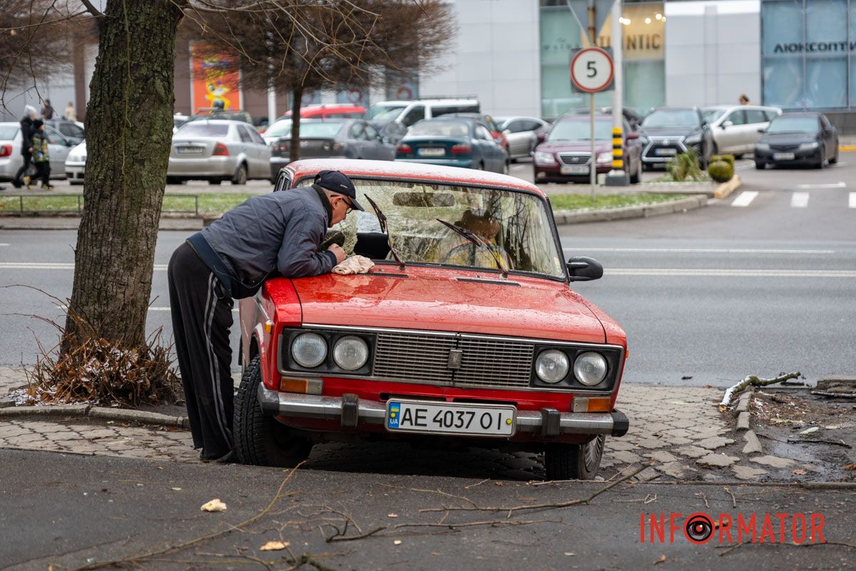 Пробила лобове скло: у Дніпрі на Незалежній величезна гілка впала на ВАЗ 5
