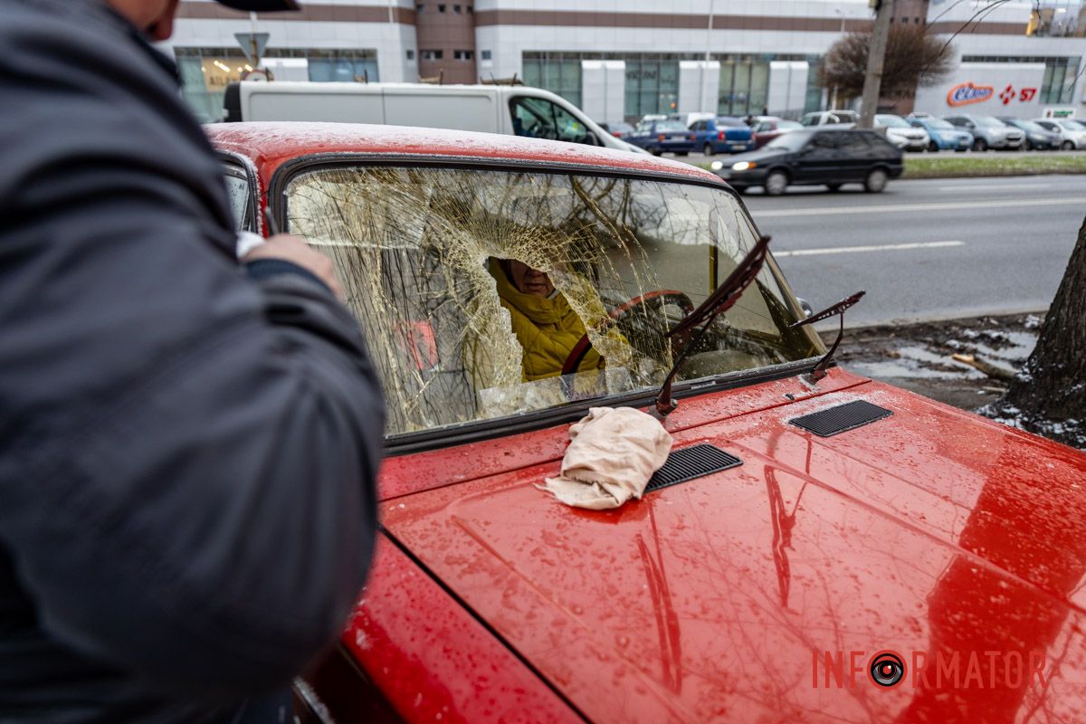 Пробила лобове скло: у Дніпрі на Незалежній величезна гілка впала на ВАЗ 3