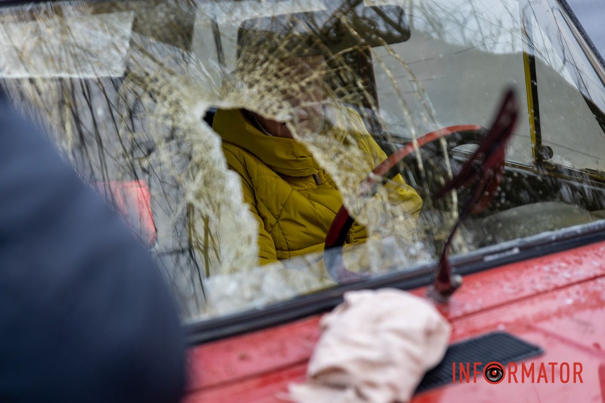 Пробила лобове скло: у Дніпрі на Незалежній величезна гілка впала на ВАЗ 2