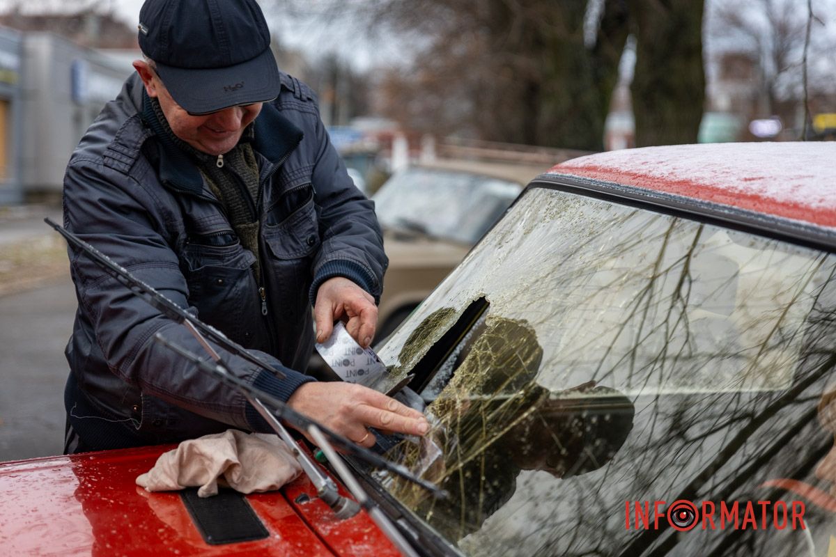 Пробила лобове скло: у Дніпрі на Незалежній величезна гілка впала на ВАЗ 1
