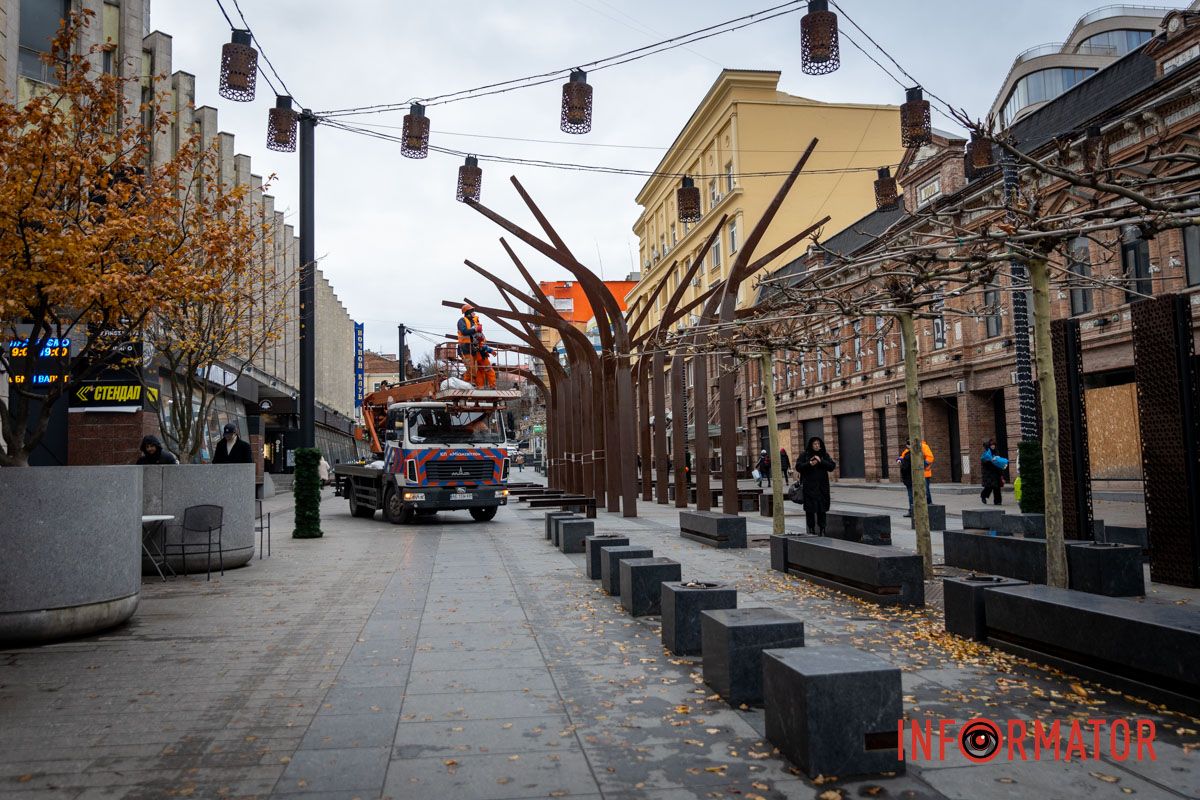 17 кілометрів святкових гірлянд: на вулиці Дніпра повертають новорічну ілюмінацію після трьох років війни 14