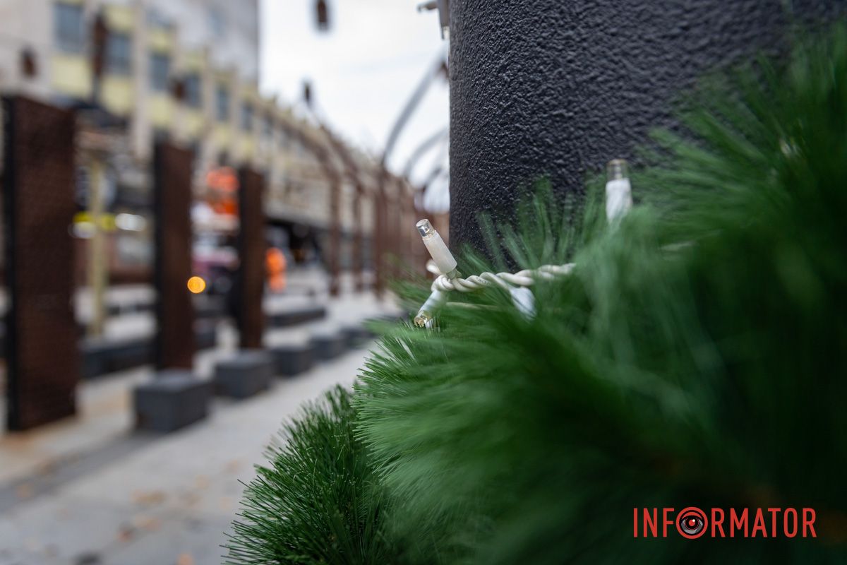 17 кілометрів святкових гірлянд: на вулиці Дніпра повертають новорічну ілюмінацію після трьох років війни 13