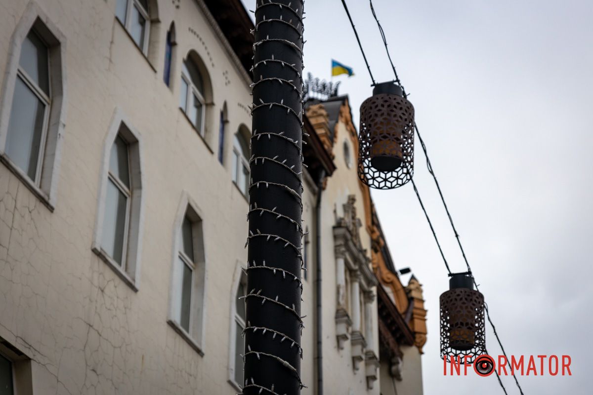 17 кілометрів святкових гірлянд: на вулиці Дніпра повертають новорічну ілюмінацію після трьох років війни 12