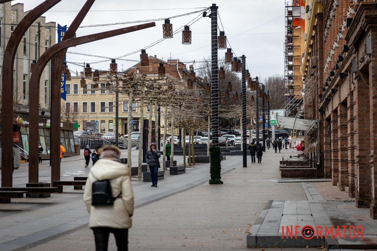 17 кілометрів святкових гірлянд: на вулиці Дніпра повертають новорічну ілюмінацію після трьох років війни 11