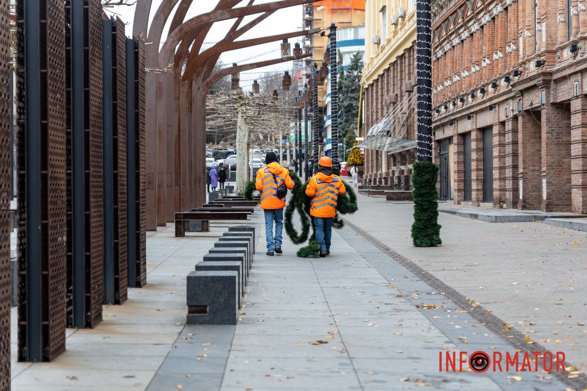 17 кілометрів святкових гірлянд: на вулиці Дніпра повертають новорічну ілюмінацію після трьох років війни 7