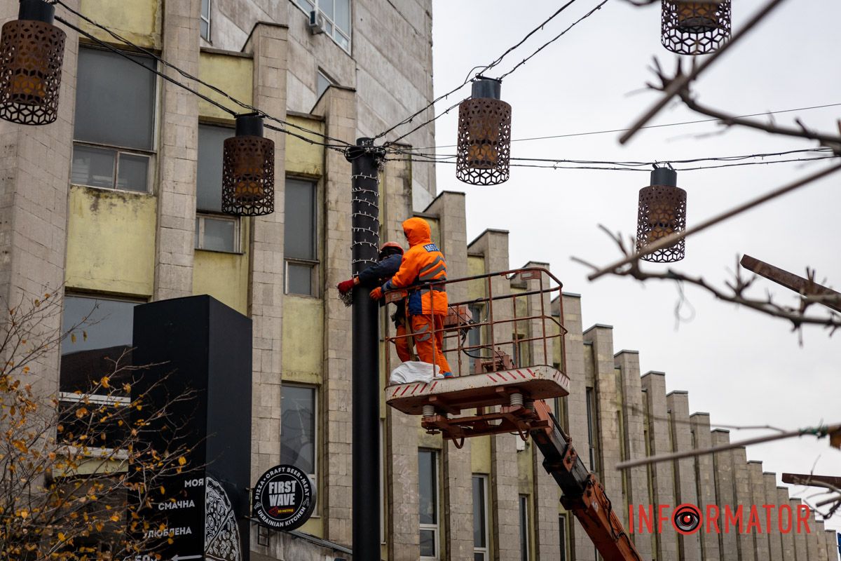17 кілометрів святкових гірлянд: на вулиці Дніпра повертають новорічну ілюмінацію після трьох років війни 6
