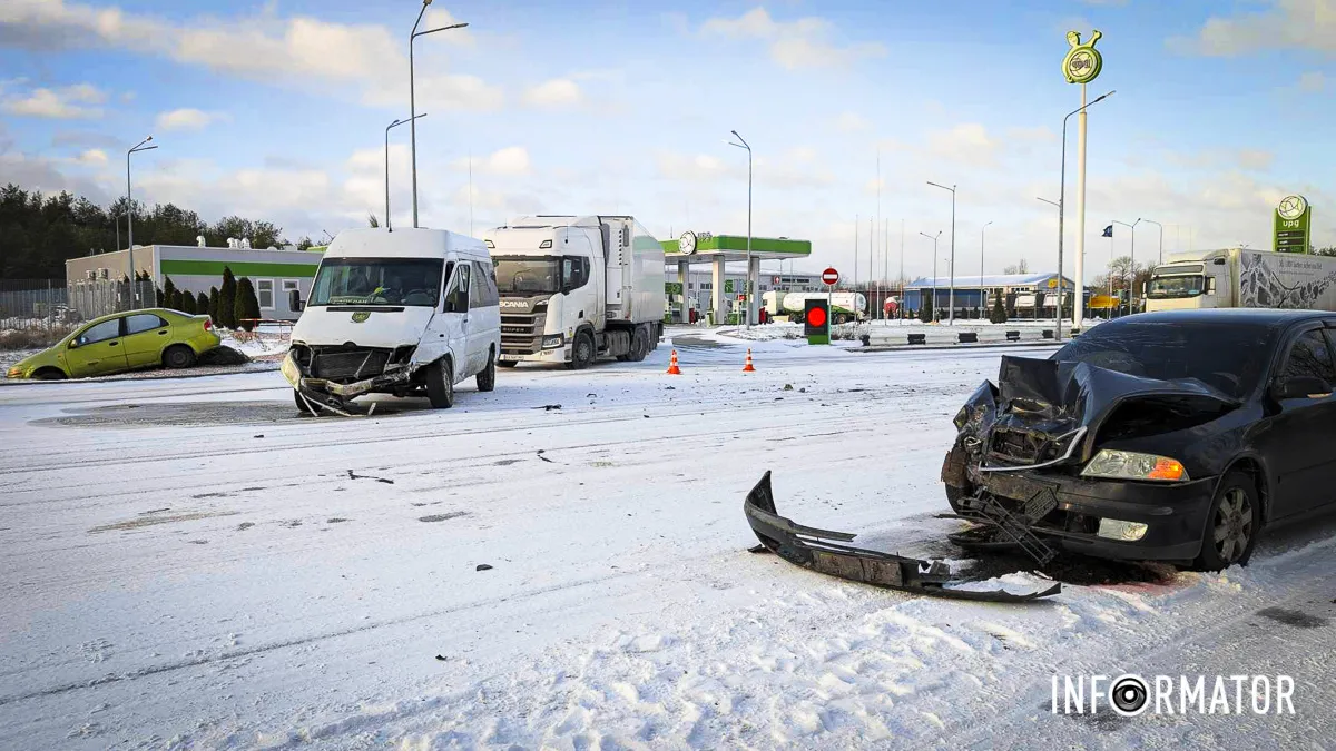 Крига на дорозі: на виїзді з Дніпра Chevrolet зіткнувся з вантажівкою та Skoda і вилетів в кювет