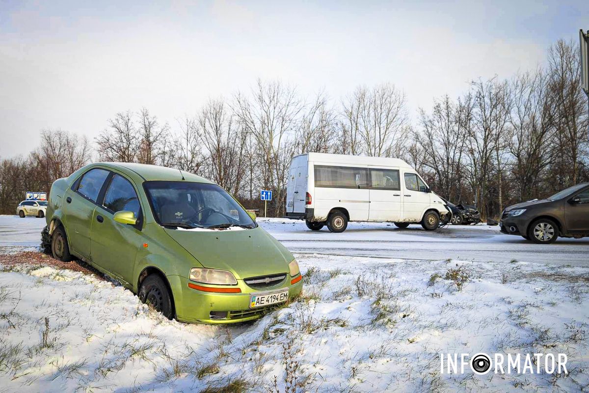 От удара Chevrolet вылетел в кювет