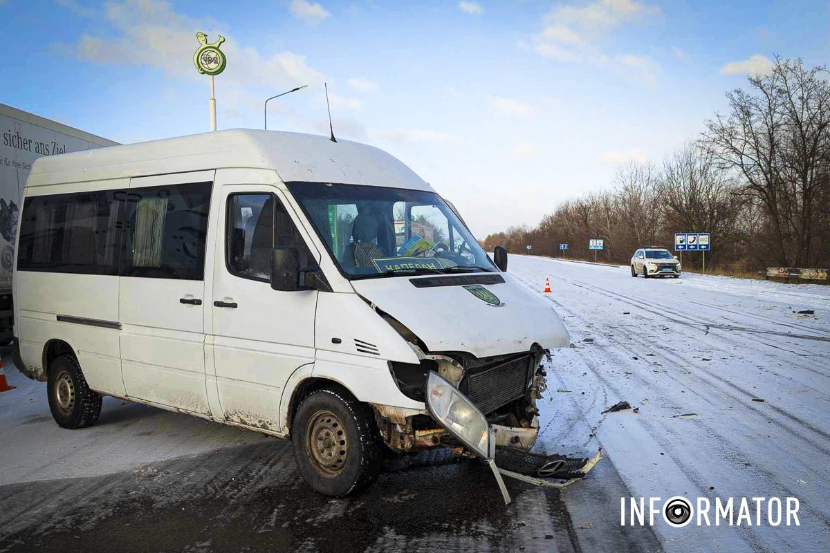 На месте работают патрульные полицейские и ожидают приезда следователя
