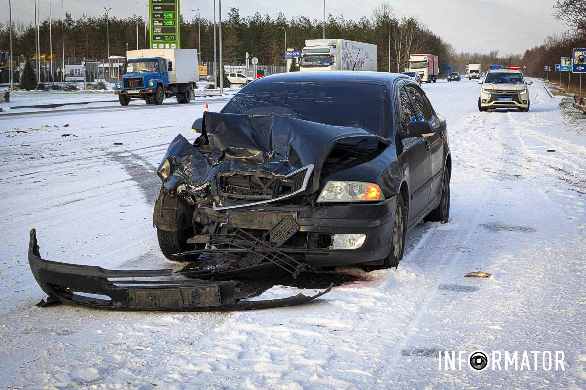 По предварительной информации, причиной столкновения стал гололед