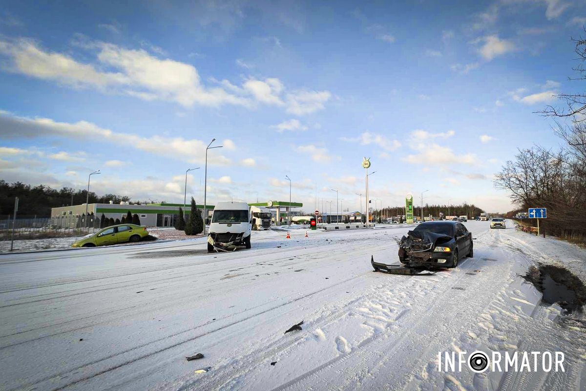 У п’ятницю, 13 грудня, у Дніпрі на Полтавському шосе біля АЗС UPG сталася серйозна аварія