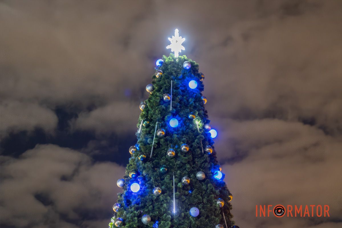 Увечері ялинка сяє різнокольоровими вогниками, створюючи святковий настрій Увечері ялинка сяє різнокольоровими вогниками, створюючи святковий настрій