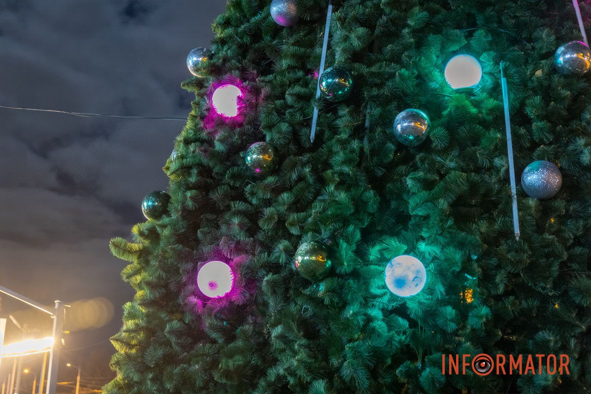 Вона прикрашена яскравими гірляндами та іграшками Вона прикрашена яскравими гірляндами та іграшками