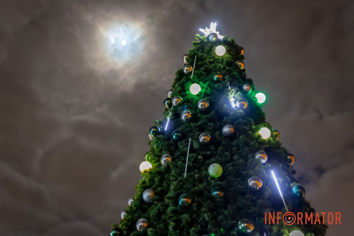 Чергова святкова ялинка з’явилася біля торгівельного центру «Вавілон» на Сонячній Набережній Чергова святкова ялинка з’явилася біля торгівельного центру «Вавілон» на Сонячній Набережній