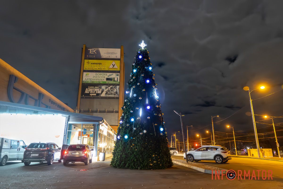 У різних районах Дніпра встановлюють новорічні ялинки та яскраві фотозони У різних районах Дніпра встановлюють новорічні ялинки та яскраві фотозони