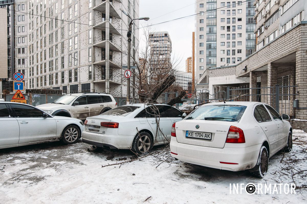 Автівки залишаються на місці