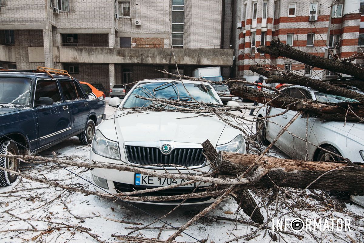 Також обірвало й дріт
