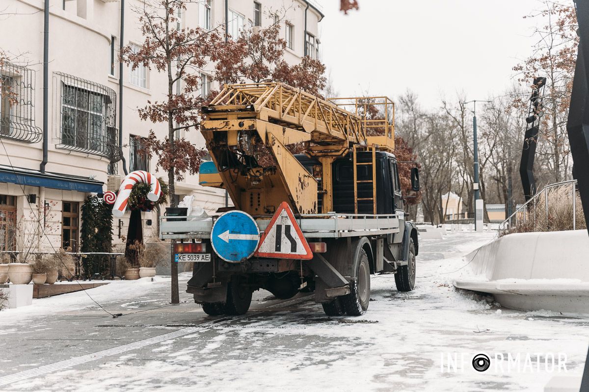 Тепер прикрашають дерева: у Дніпрі на вулиці Яворницького встановлюють новорічну ілюмінацію 15