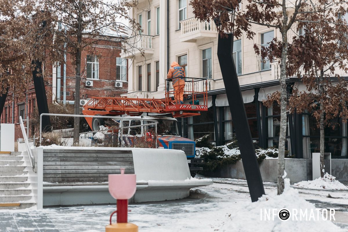 Тепер прикрашають дерева: у Дніпрі на вулиці Яворницького встановлюють новорічну ілюмінацію 14