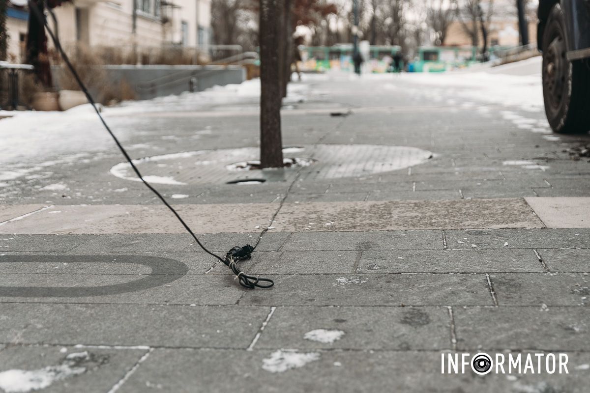 Тепер прикрашають дерева: у Дніпрі на вулиці Яворницького встановлюють новорічну ілюмінацію 12
