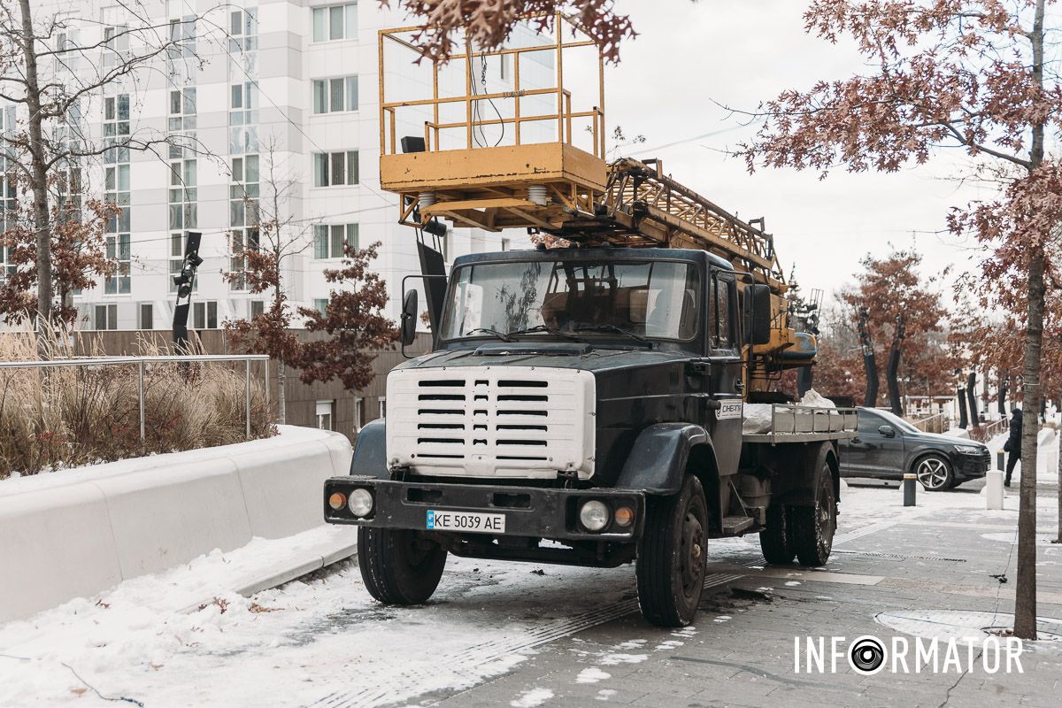 Тепер прикрашають дерева: у Дніпрі на вулиці Яворницького встановлюють новорічну ілюмінацію 10