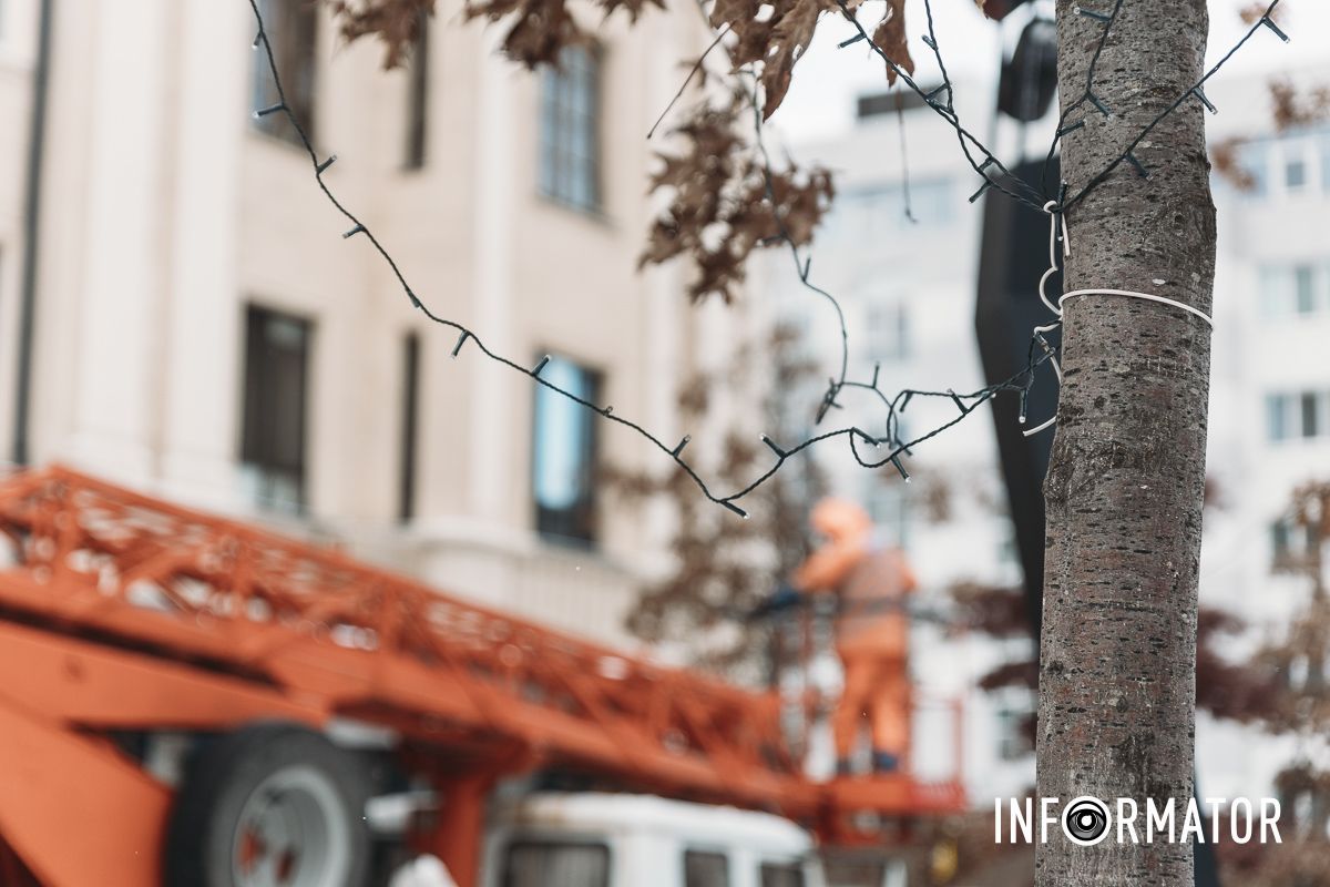 Тепер прикрашають дерева: у Дніпрі на вулиці Яворницького встановлюють новорічну ілюмінацію 8