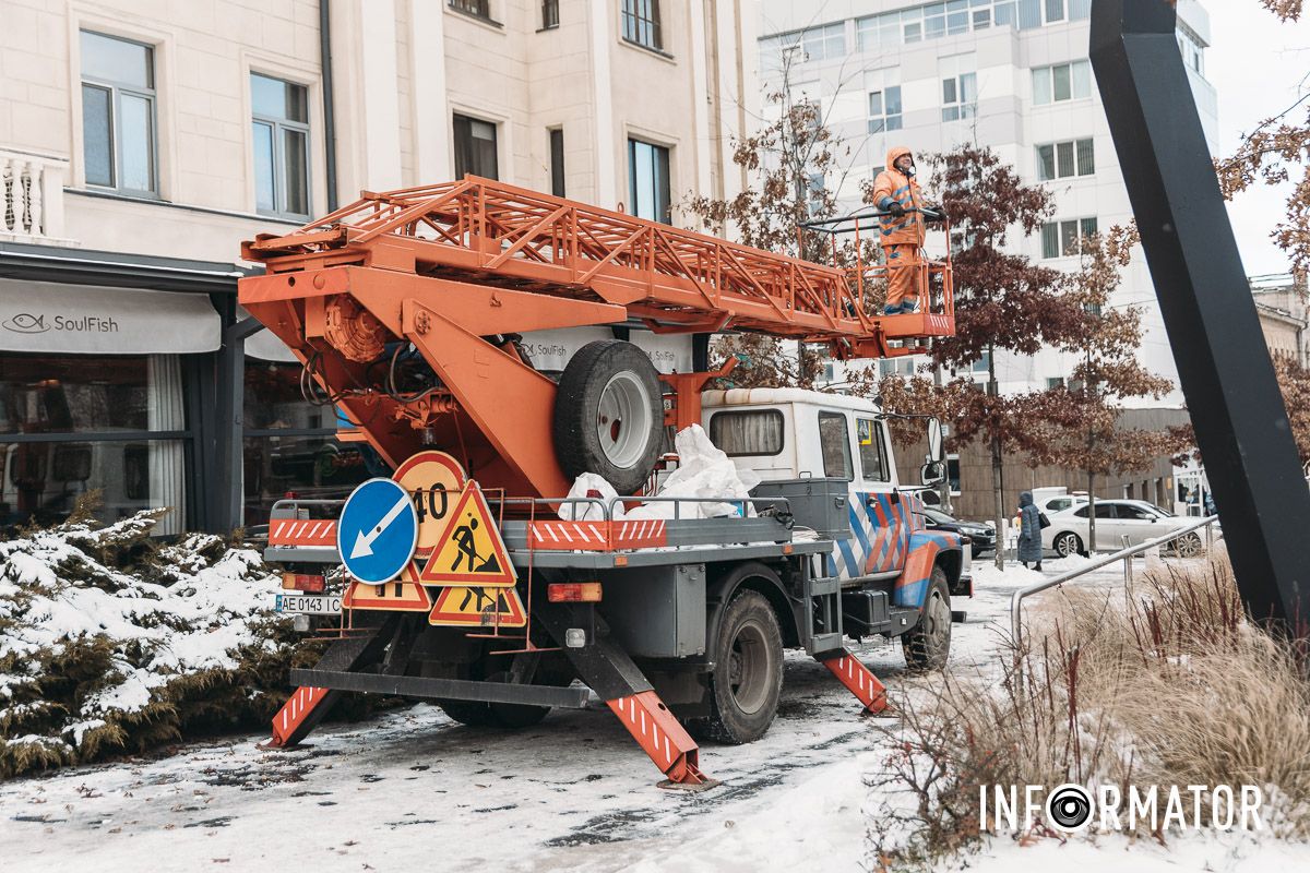 Тепер прикрашають дерева: у Дніпрі на вулиці Яворницького встановлюють новорічну ілюмінацію 7