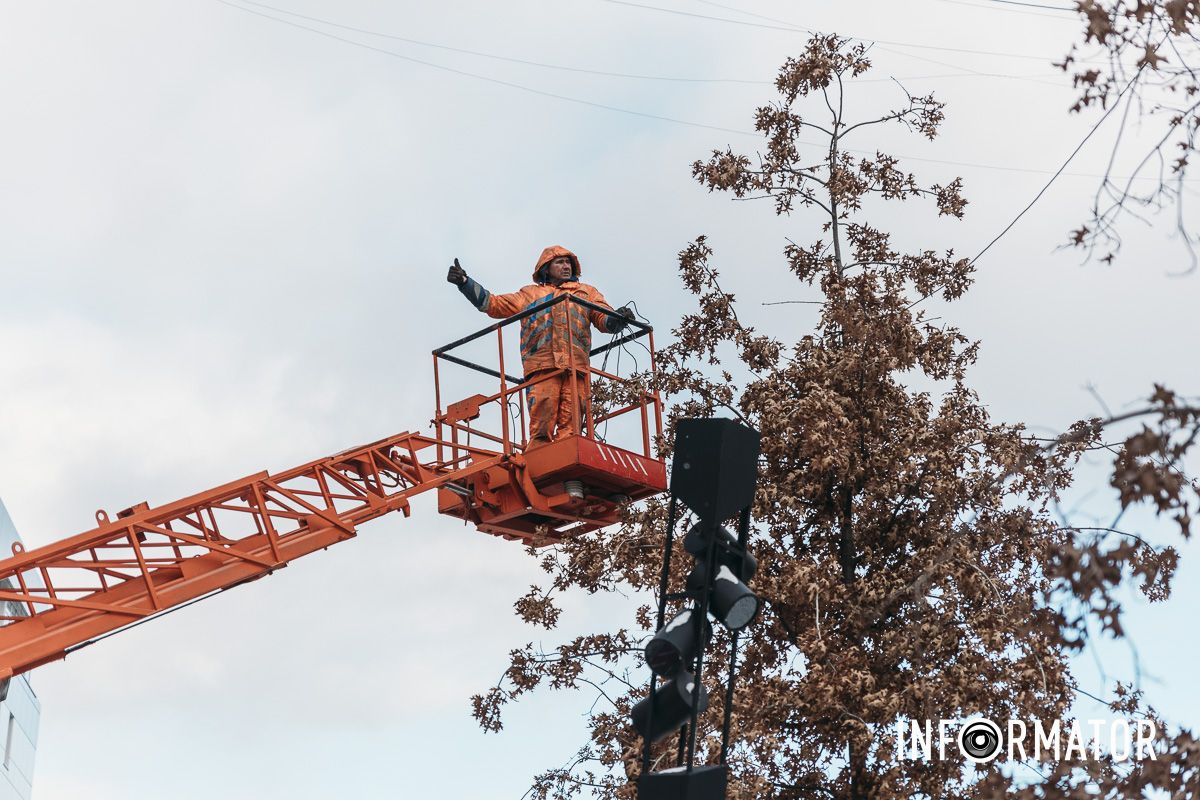 Тепер прикрашають дерева: у Дніпрі на вулиці Яворницького встановлюють новорічну ілюмінацію 6