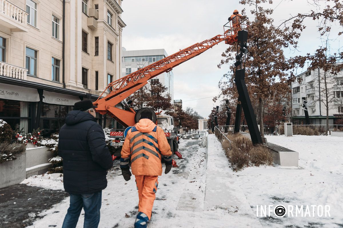 Тепер прикрашають дерева: у Дніпрі на вулиці Яворницького встановлюють новорічну ілюмінацію 4