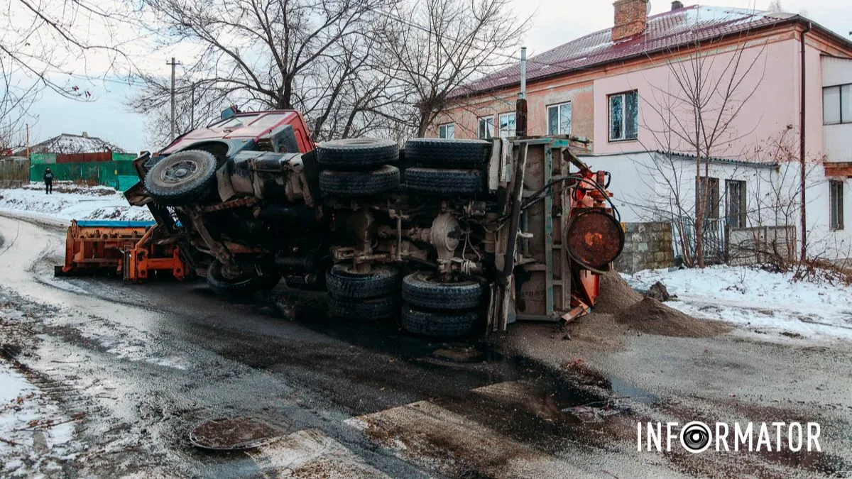 У Дніпрі на Конотопській перекинулася спецтехніка комунальників з піском