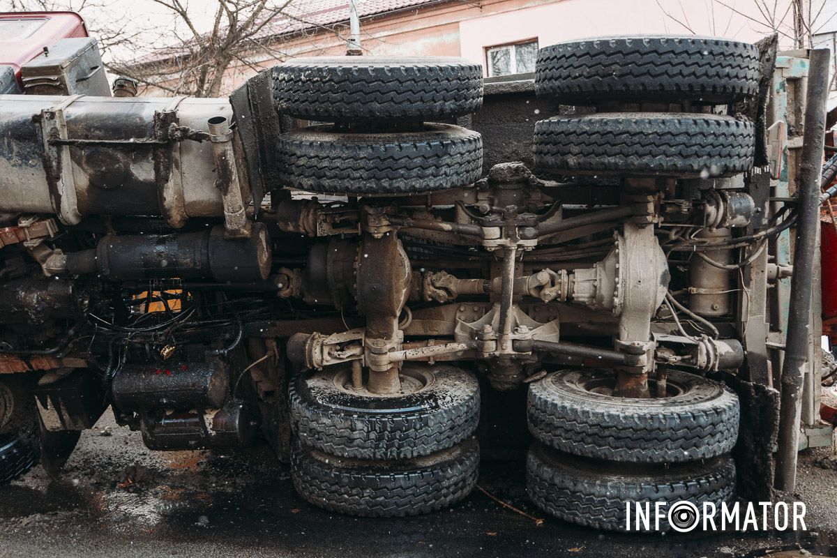 У Дніпрі на Конотопській перекинулася спецтехніка комунальників з піском 15