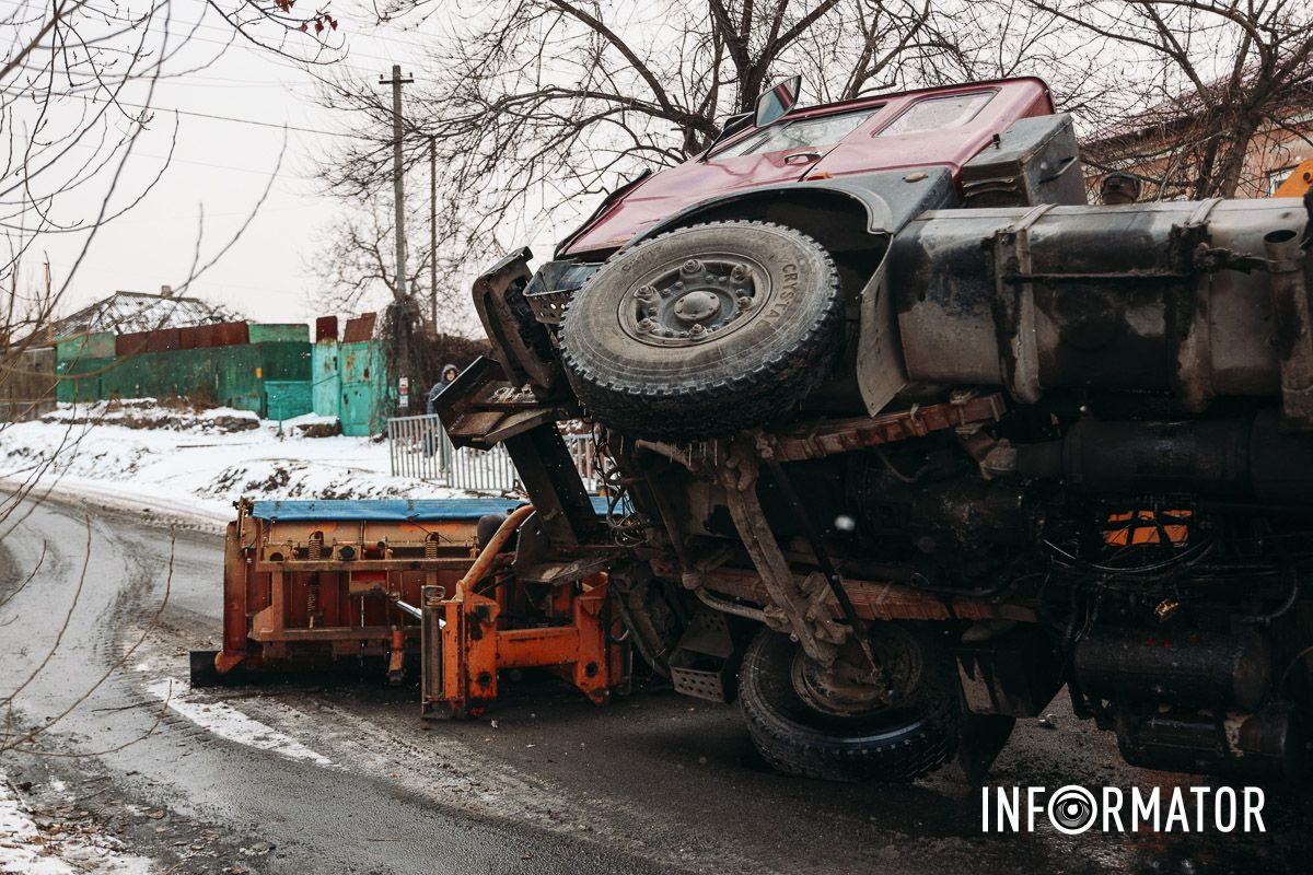 У Дніпрі на Конотопській перекинулася спецтехніка комунальників з піском 16