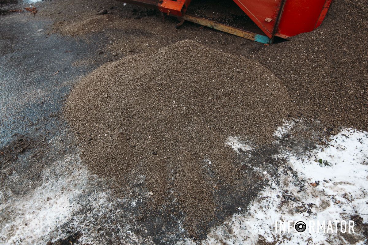 У Дніпрі на Конотопській перекинулася спецтехніка комунальників з піском 18