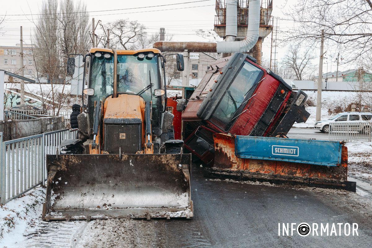У Дніпрі на Конотопській перекинулася спецтехніка комунальників з піском 17
