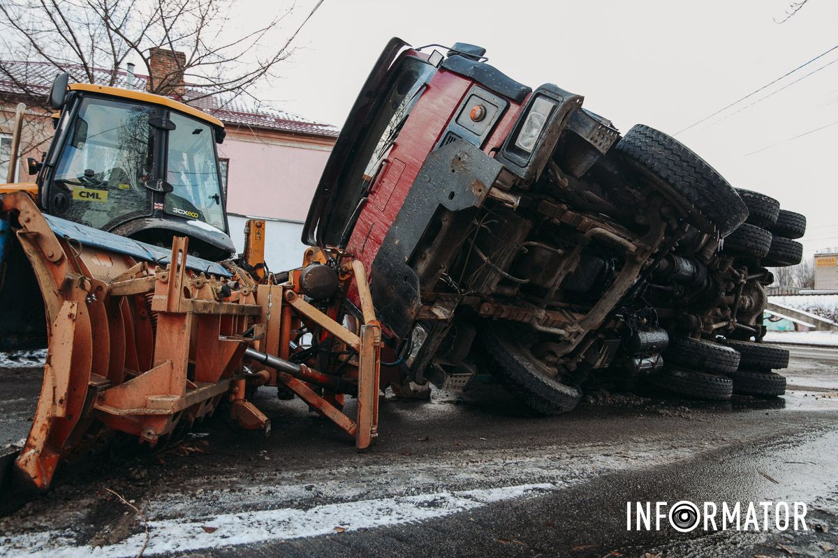 У Дніпрі на Конотопській перекинулася спецтехніка комунальників з піском 1