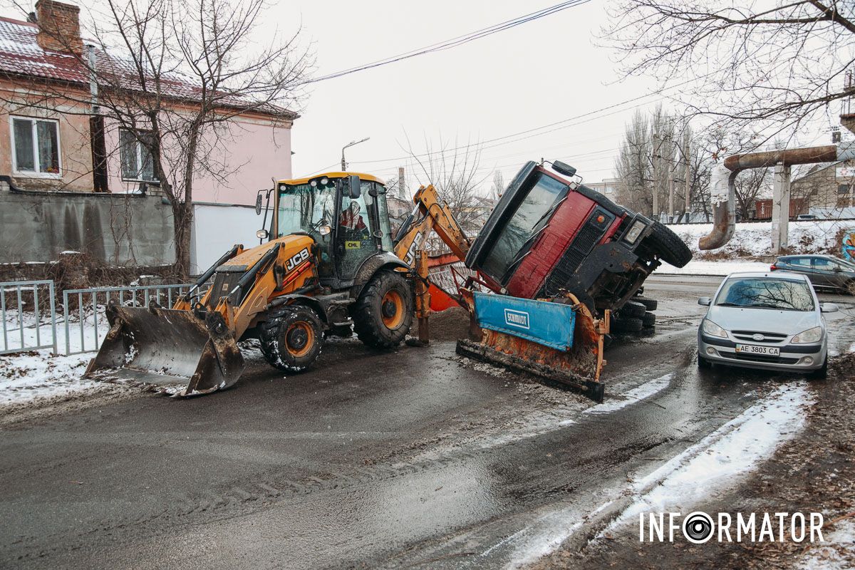 У Дніпрі на Конотопській перекинулася спецтехніка комунальників з піском 2