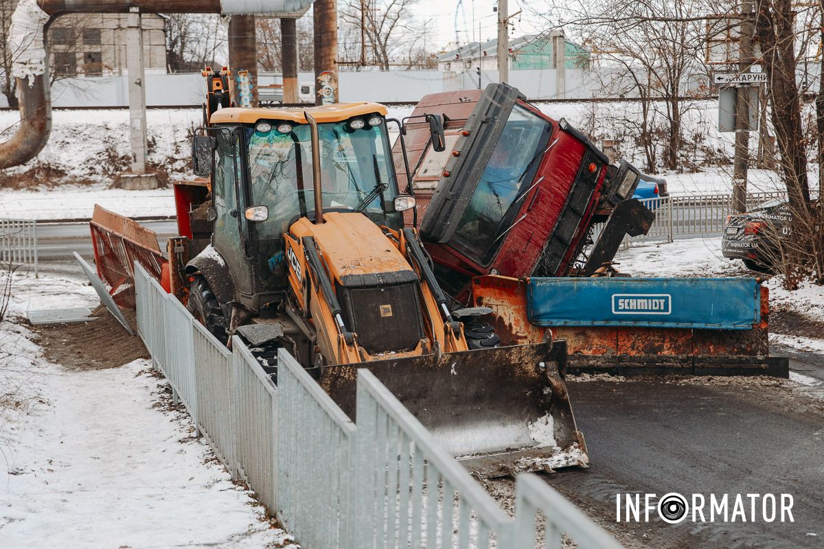У Дніпрі на Конотопській перекинулася спецтехніка комунальників з піском 3