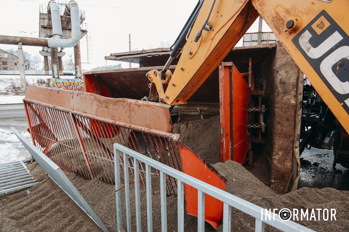 У Дніпрі на Конотопській перекинулася спецтехніка комунальників з піском 4