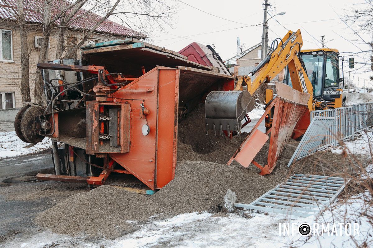 У Дніпрі на Конотопській перекинулася спецтехніка комунальників з піском 5