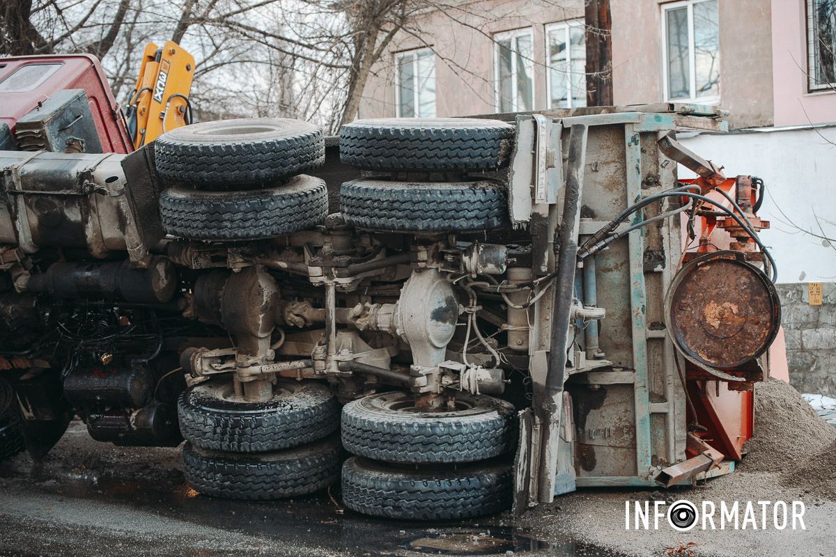 У Дніпрі на Конотопській перекинулася спецтехніка комунальників з піском 6