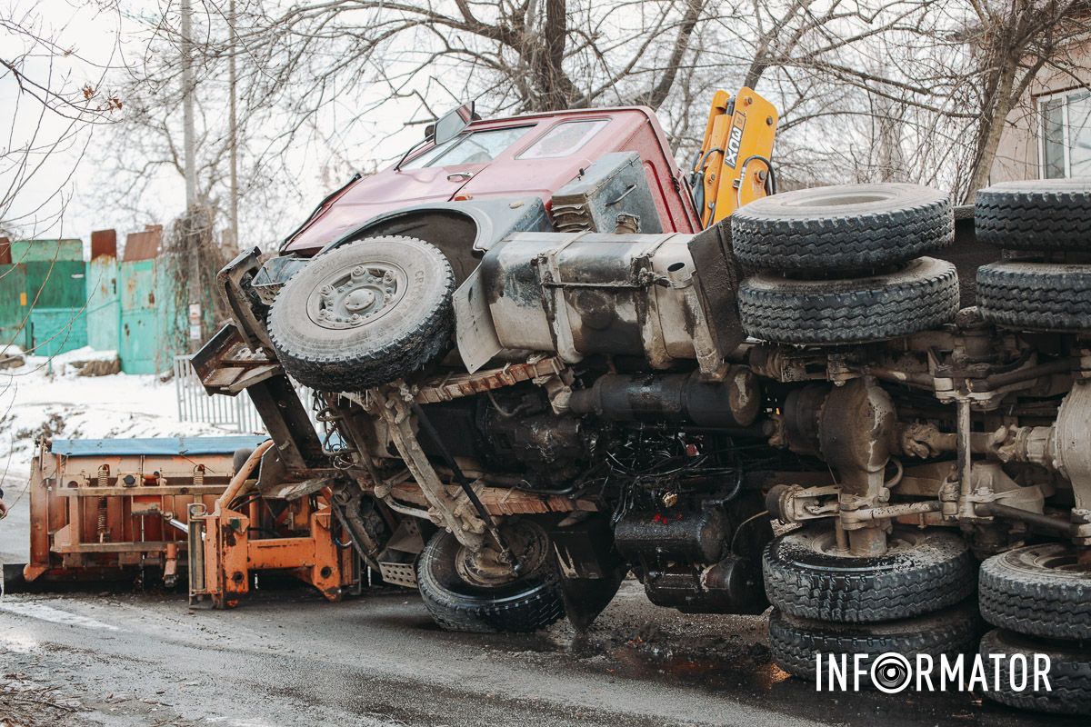 У Дніпрі на Конотопській перекинулася спецтехніка комунальників з піском 7