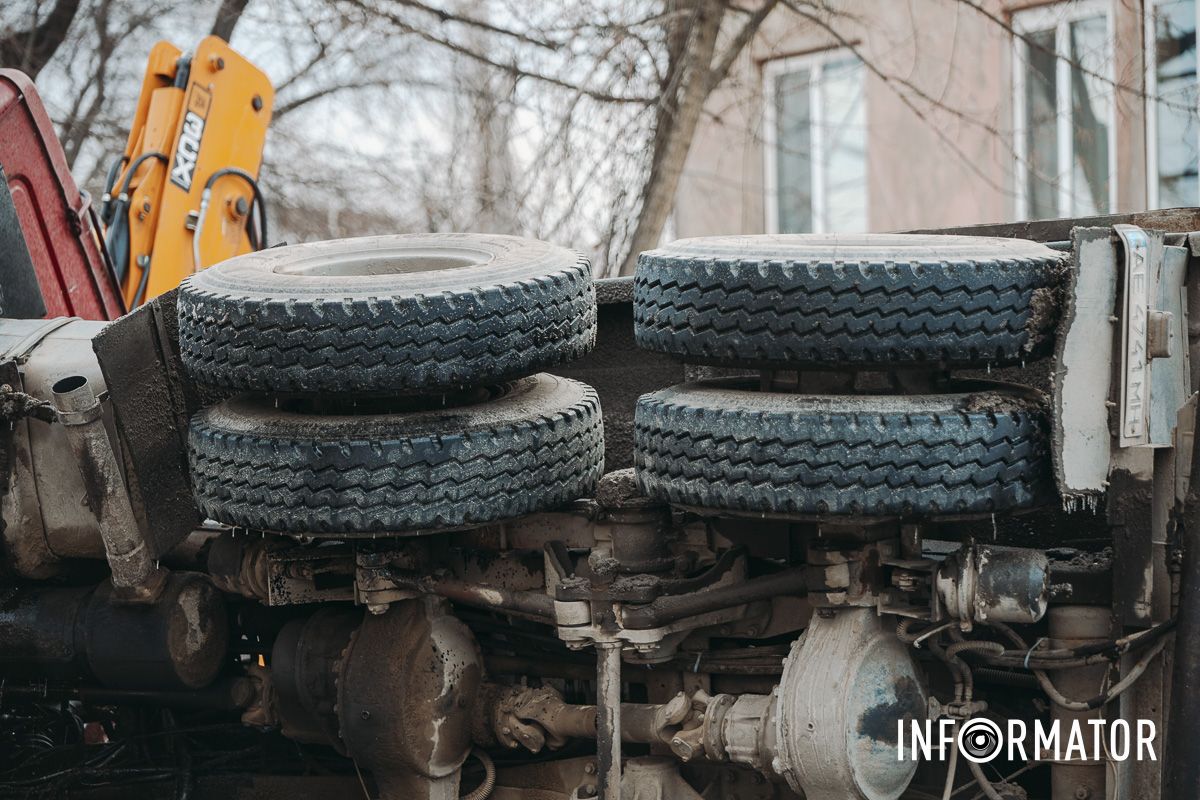 У Дніпрі на Конотопській перекинулася спецтехніка комунальників з піском 8