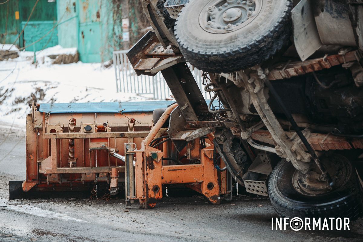 У Дніпрі на Конотопській перекинулася спецтехніка комунальників з піском 9