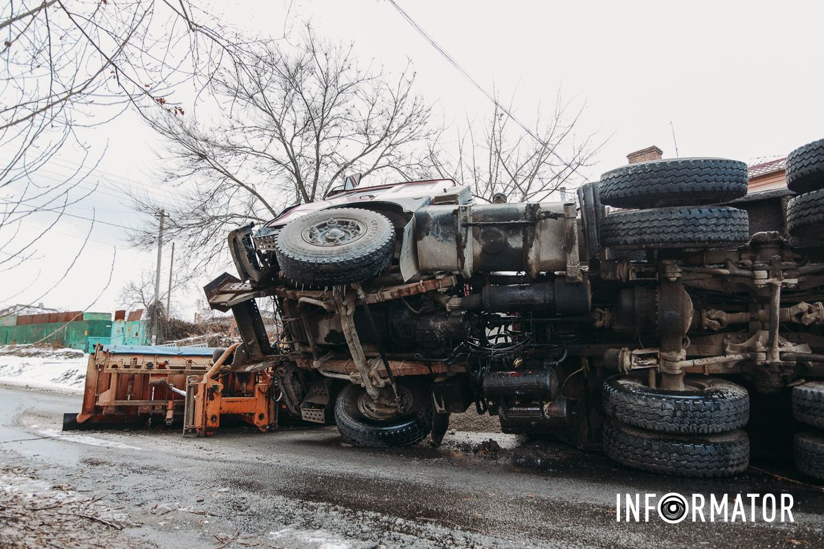 У Дніпрі на Конотопській перекинулася спецтехніка комунальників з піском 10