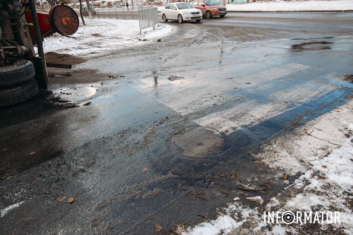 У Дніпрі на Конотопській перекинулася спецтехніка комунальників з піском 11