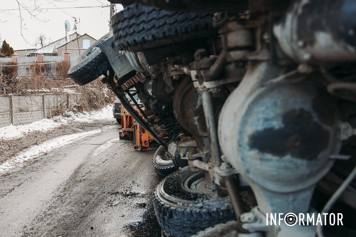 У Дніпрі на Конотопській перекинулася спецтехніка комунальників з піском 12