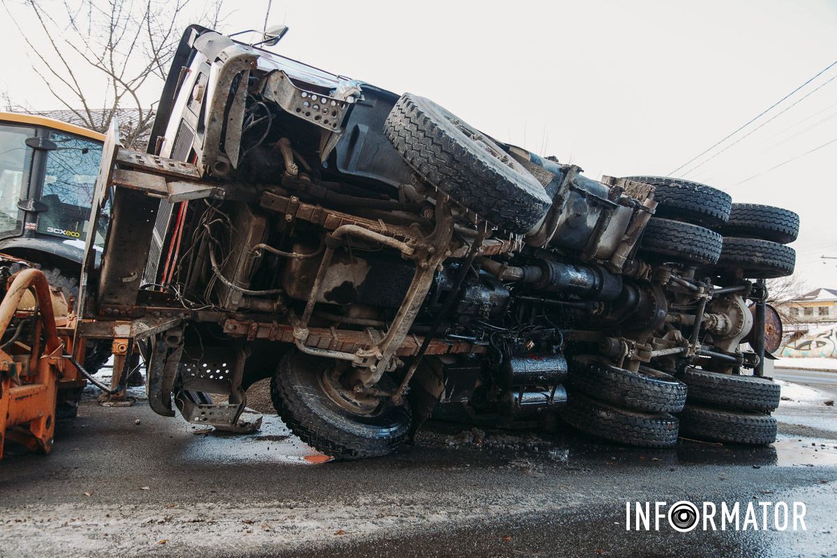 У Дніпрі на Конотопській перекинулася спецтехніка комунальників з піском 13