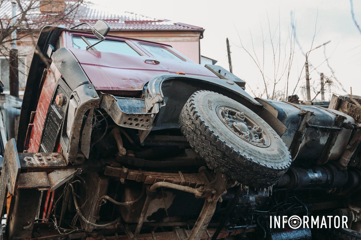 У Дніпрі на Конотопській перекинулася спецтехніка комунальників з піском 14