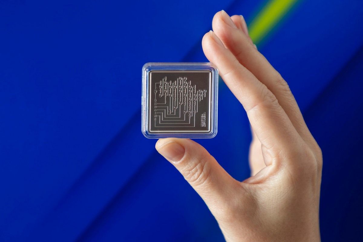 На реверсі зображена схематична карта України, яка створена з цифр двійкового коду